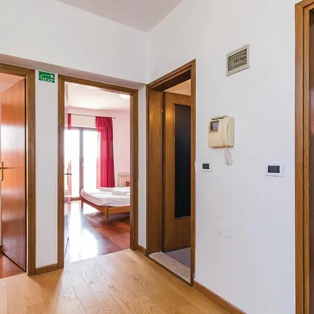 Semesterbostad Beautiful Home In Pula With Sauna *