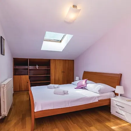 Semesterbostad Beautiful Home In Pula With Sauna Pula