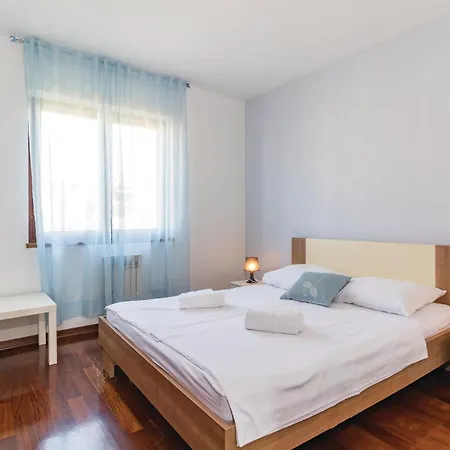 Semesterbostad Beautiful Home In Pula With Sauna *