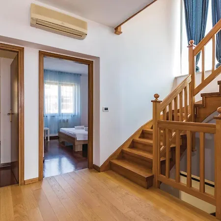Vakantiehuis Beautiful In With Sauna Pula