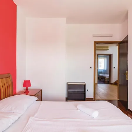 Semesterbostad Beautiful Home In Pula With Sauna *