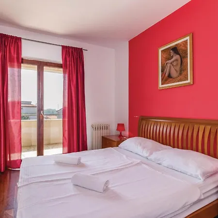 Holiday home Lovely Home In Pula With Kitchen
