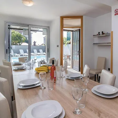 Stunning In With Sauna Пула