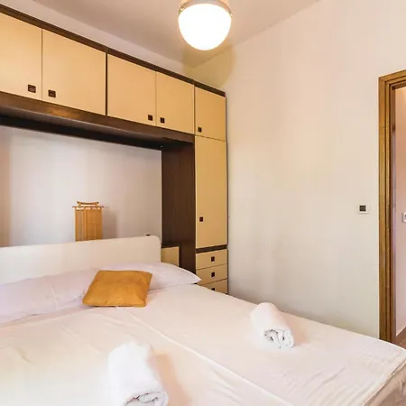 Lovely Home In Pula With Kitchen