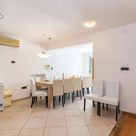 Holiday home Lovely Home In Pula With Kitchen