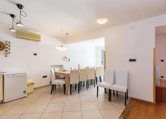 Дом отдыха Beautiful In With Sauna