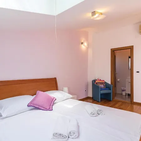 Semesterbostad Lovely Home In Pula With Kitchen