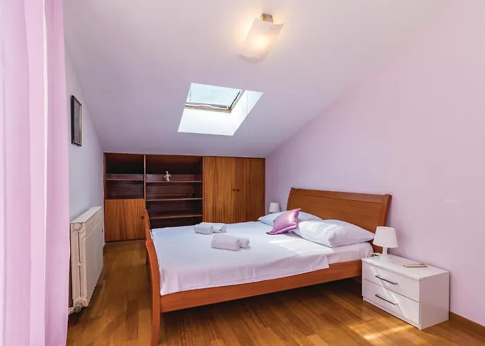 Semesterbostad Beautiful Home In Pula With Sauna Pula