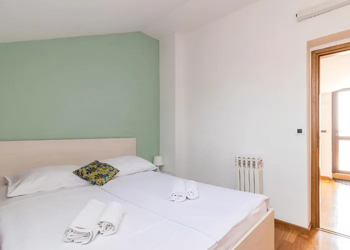 Semesterbostad Beautiful Home In Pula With Sauna *